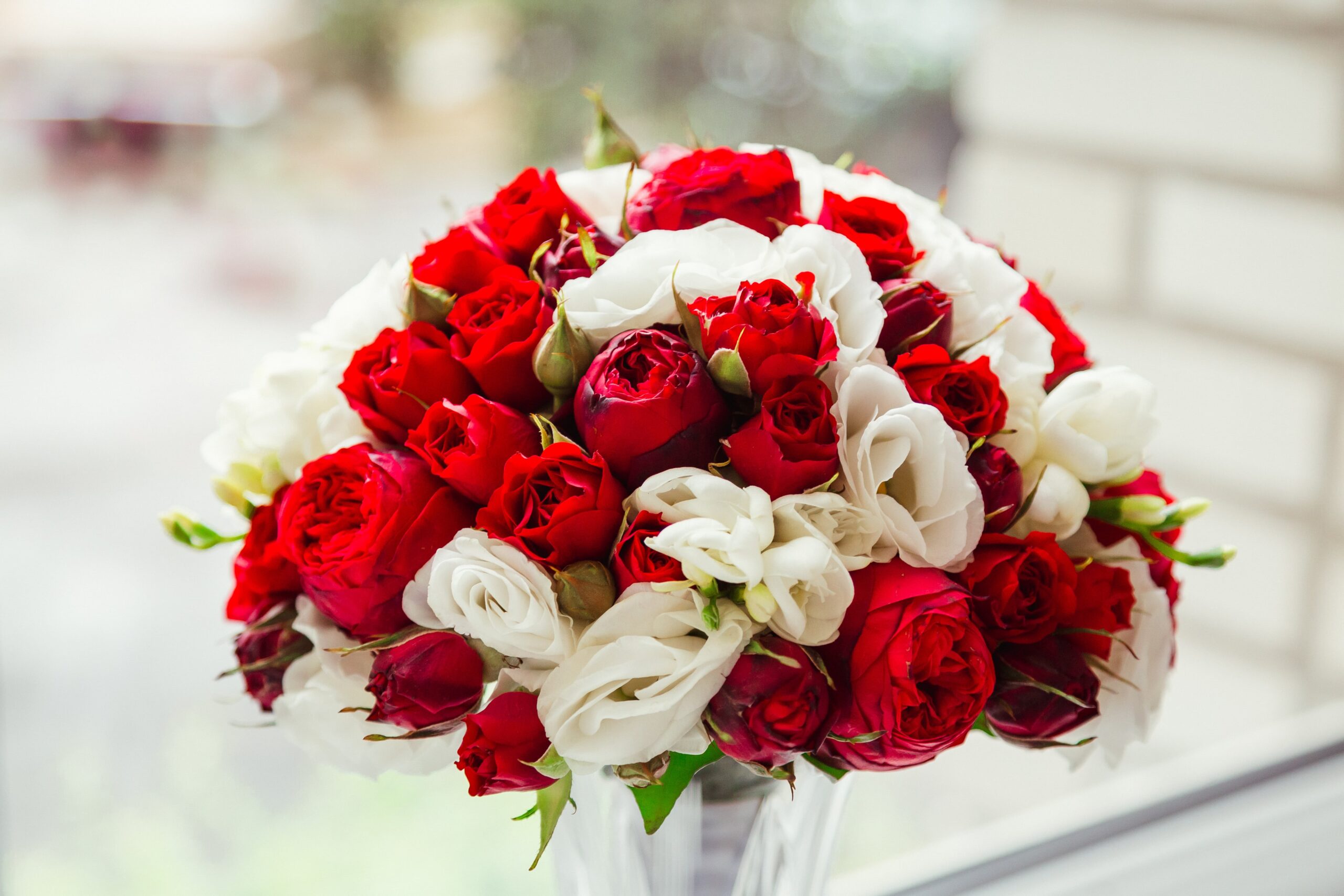 stunning-bouquet-made-dark-red-white-roses-stands-glas-min
